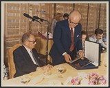 <div class=lightGallery-captions><p>Entrega Placa Escolástico Zaldivar - Fundador Fraternidad-Muprespa</p><p>El fundador de La Fraternidad, Escolástico Zaldívar, recibiendo una placa de homenaje en un acto oficial </p><h4>Material cedido por 275 - FRATERNIDAD - MUPRESPA</h4><span>1980</span></div>